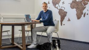 Tractive Ceo Michael Hurnaus mit Hund