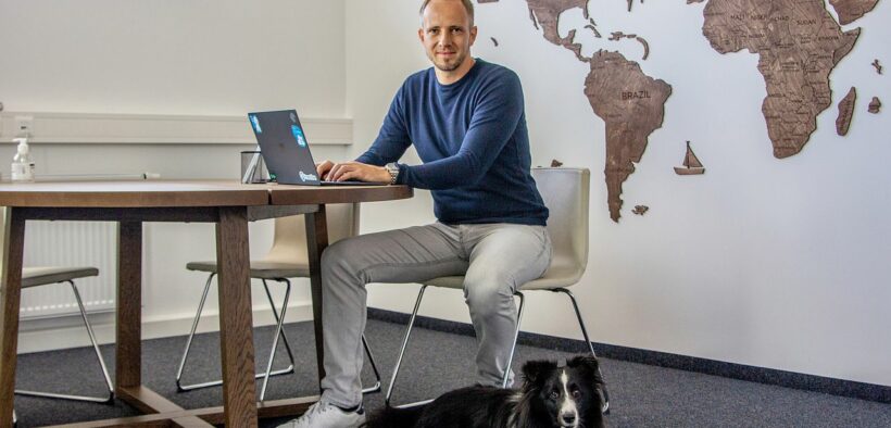 Tractive Ceo Michael Hurnaus mit Hund